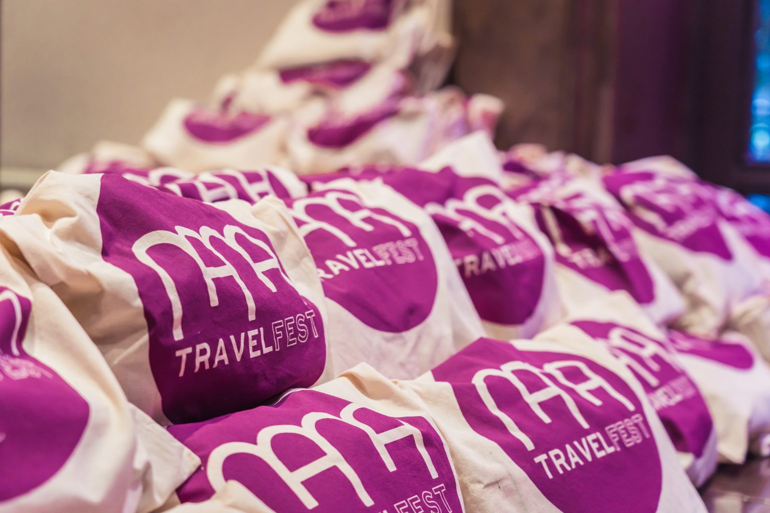 bolsa tela con logo mama travel fest