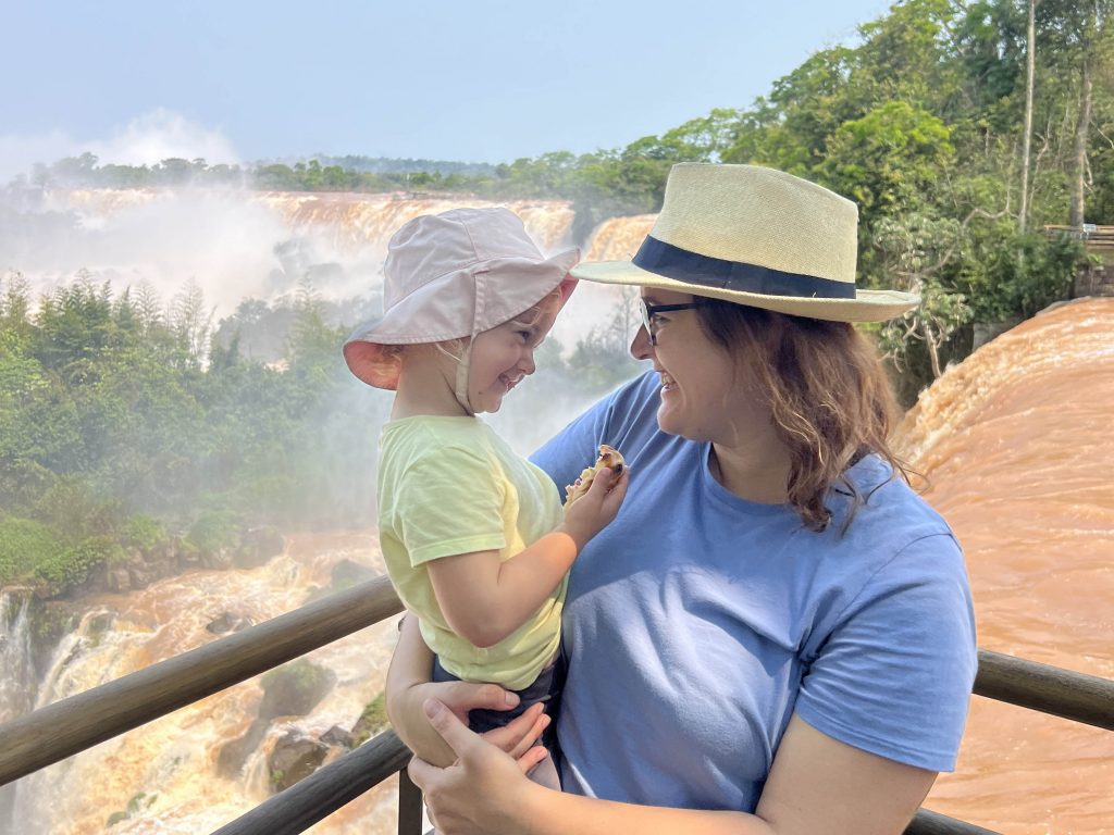 Carla y Lucia en las cataratas de Iguazú