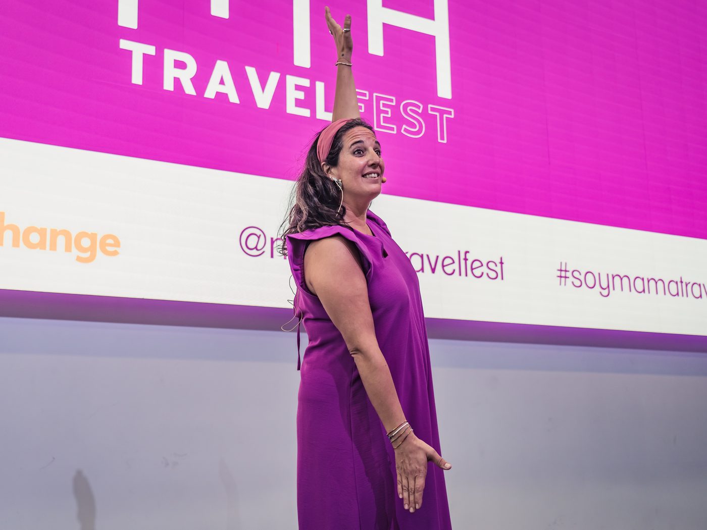 Cristina Saraldi en el escenario del Mama Travel Fest, con el brazo en alto
