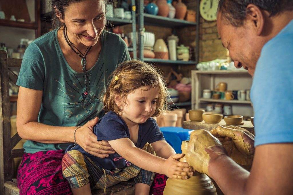 Lucía Sánchez con su hija en el torno de un alfarero en Nepal