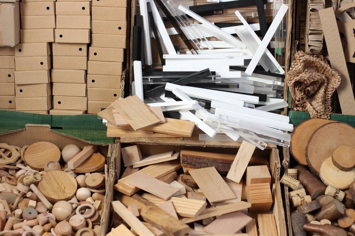 Piezas sueltas Cajas con maderas, corchos, rodajas de tronco y piezas sueltas de todo tipo